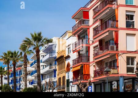 Häuserzeile an der Strandpromenade in Sitges, Spanien Sitges Katalonien Spanien *** Häuserzeile an der Strandpromenade in Sitges, Spanien Sitges Catal Stockfoto