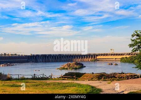 Wasserkraftwerk Dnieper am Fluss Dnieper in Zaporischhia, Ukraine Stockfoto