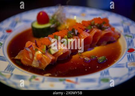 Japanisches Lachtataki in Ponzu-Sauce Stockfoto