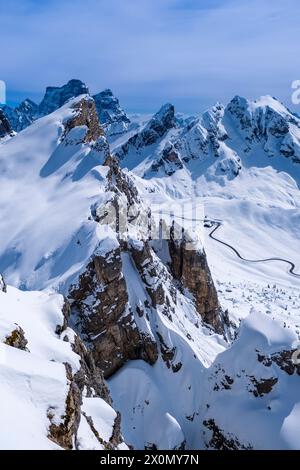 Aus der Vogelperspektive auf dem schneebedeckten Giau-Pass vom Mt. Nuvolau im Winter, die schneebedeckten Gipfel von Ra Gusela, Mt. Pelmo und Mt. Cernera in der Ferne Stockfoto