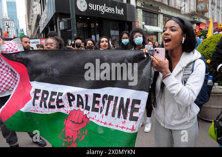 Pro-palästinensische Demonstranten versammeln sich auf dem Herald Square und schwenken eine palästinensische Flagge mit einer Botschaft auf der Flagge, die eine Meinung zum Ausdruck bringt. Pro-palästinensische Demonstranten versammelten sich in Manhattan, New York City, um die Militäroperationen der israelischen Streitkräfte in Gaza zu verurteilen. Beamte des Weißen Hauses sagten, sie kommunizieren mit israelischen Beamten, um sich auf einen möglichen Vergeltungsschlag des Iran gegen Israel vorzubereiten. Die mögliche Vergeltungsmaßnahme könnte als Reaktion auf einen israelischen Luftangriff erfolgen, bei dem mehrere führende iranische Militärkommandanten in Syrien am 1. April getötet wurden. Seit Beginn des Krieges am 7. Oktober 2023 ist Gaza gesund Stockfoto