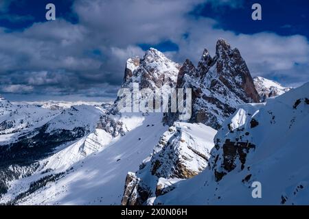 Die schneebedeckten Gipfel der Geißler-Gruppe, im Winter umgeben von alpiner Dolomitenlandschaft, von Seceda aus gesehen. Stockfoto