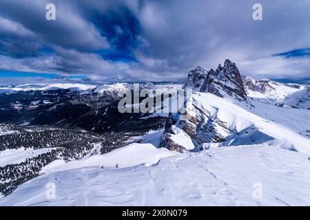 Die schneebedeckten Gipfel der Geißler-Gruppe, im Winter umgeben von alpiner Dolomitenlandschaft, von Seceda aus gesehen. Stockfoto