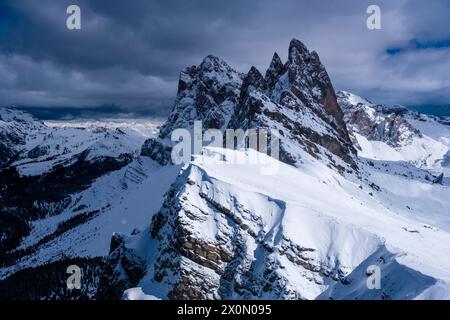 Die schneebedeckten Gipfel der Geißler-Gruppe, im Winter umgeben von alpiner Dolomitenlandschaft, von Seceda aus gesehen. Stockfoto