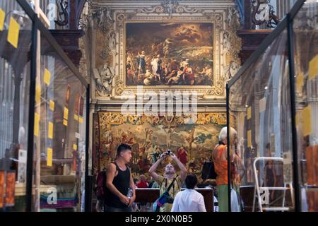 Kreuzigung flämischer Wandteppich aus dem 17. Jahrhundert und das Gemälde „Passage of the Rote Meer“ von Luca Giordano aus dem Jahr 1681 in der Lombardischen romanischen Basilica di Sa Stockfoto