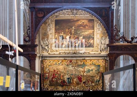 Kreuzigung flämischer Wandteppich aus dem 17. Jahrhundert und das Gemälde „Passage of the Rote Meer“ von Luca Giordano aus dem Jahr 1681 in der Lombardischen romanischen Basilica di Sa Stockfoto