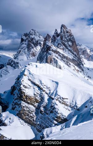 Die schneebedeckten Gipfel der Geißler-Gruppe, im Winter umgeben von alpiner Dolomitenlandschaft, von Seceda aus gesehen. Stockfoto