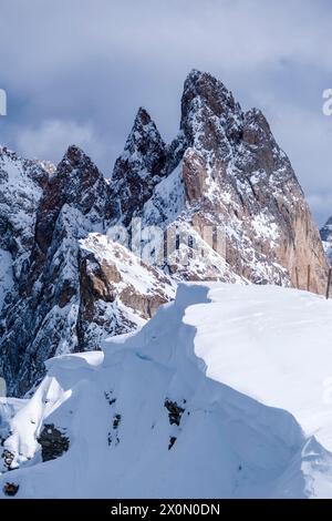 Die schneebedeckten Gipfel der Geißler-Gruppe, im Winter umgeben von alpiner Dolomitenlandschaft, von Seceda aus gesehen. Stockfoto