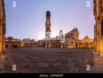 Die leere Piazza del Duomo in Lecce, Italien, bei Sonnenaufgang Stockfoto