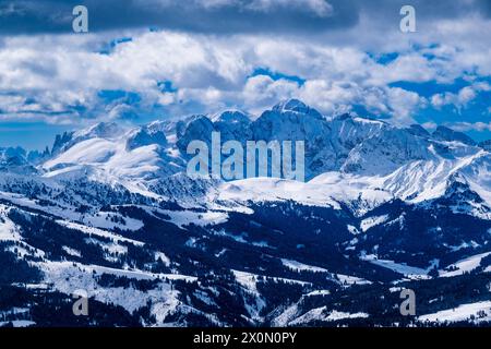 Die schneebedeckten Gipfel der Rosengartengruppe, im Winter umgeben von alpiner Dolomitenlandschaft, von Seceda aus gesehen. Stockfoto
