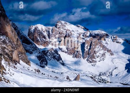 Die schneebedeckten Gipfel der Puez-Gipfel neben der Geißler-Gruppe, umgeben von alpiner Dolomitenlandschaft im Winter, von Seceda aus gesehen. Stockfoto