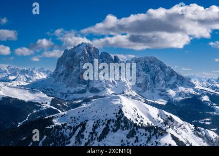 Die schneebedeckten Gipfel des Langkofs und des Sasso Piatto, im Winter umgeben von alpiner Dolomitenlandschaft, von Seceda aus gesehen über Pitchberg. Stockfoto