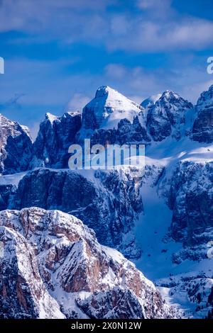 Der schneebedeckte Gipfel der Cima Pisciadù der Sella-Gruppe im Winter, von Seceda aus gesehen. Stockfoto