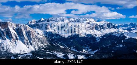 Panoramablick auf die Sellagruppe im Winter, umgeben von alpiner Dolomitenlandschaft, von Seceda aus gesehen. Stockfoto