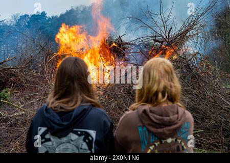 Osnabrück, Deutschland 31. März 2024 im Bild: Zu Ostern werden als Brauch die Osterfeuer entzündet. Flammen und Rauch in den Himmel. Die Gäste schauen sich das Feuer an. Niedersachsen *** Osnabrück, Deutschland 31. März 2024 im Bild zu Ostern werden Osterbrände vielerorts als Brauch angezündet, Flammen und Rauch schweben in den Himmel Gäste beobachten das Feuer Niedersachsen Copyright: XFotostandx/xReissx Stockfoto