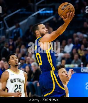 San Francisco, USA. April 2024. Stephen Curry (Top) von Golden State Warriors spielt während des NBA-Spiels in der regulären Saison zwischen Golden State Warriors und New Orleans Pelicans in San Francisco, USA, am 12. April 2024. Quelle: Dong Xudong/Xinhua/Alamy Live News Stockfoto