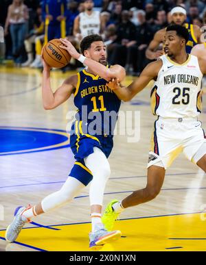 San Francisco, USA. April 2024. Klay Thompson (L) von Golden State Warriors spielt während des regulären NBA-Saisonspiels zwischen Golden State Warriors und New Orleans Pelicans in San Francisco, USA, am 12. April 2024. Quelle: Dong Xudong/Xinhua/Alamy Live News Stockfoto