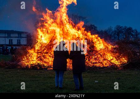 Osnabrück, Deutschland 31. März 2024 im Bild: Zu Ostern werden als Brauch die Osterfeuer entzündet. Flammen und Rauch in den Himmel. Die Gäste schauen sich das Feuer an. Niedersachsen *** Osnabrück, Deutschland 31. März 2024 im Bild zu Ostern werden Osterbrände vielerorts als Brauch angezündet, Flammen und Rauch schweben in den Himmel Gäste beobachten das Feuer Niedersachsen Copyright: XFotostandx/xReissx Stockfoto