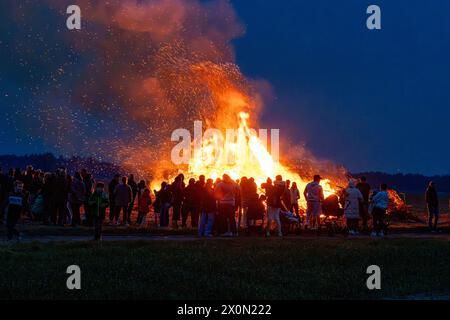 Osnabrück, Deutschland 31. März 2024 im Bild: Zu Ostern werden als Brauch die Osterfeuer entzündet. Flammen und Rauch in den Himmel. Die Gäste schauen sich das Feuer an. Niedersachsen *** Osnabrück, Deutschland 31. März 2024 im Bild zu Ostern werden Osterbrände vielerorts als Brauch angezündet, Flammen und Rauch schweben in den Himmel Gäste beobachten das Feuer Niedersachsen Copyright: XFotostandx/xReissx Stockfoto