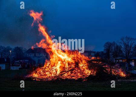 Osnabrück, Deutschland 31. März 2024 im Bild: Zu Ostern werden als Brauch die Osterfeuer entzündet. Flammen und Rauch in den Himmel. Die Gäste schauen sich das Feuer an. Niedersachsen *** Osnabrück, Deutschland 31. März 2024 im Bild zu Ostern werden Osterbrände vielerorts als Brauch angezündet, Flammen und Rauch schweben in den Himmel Gäste beobachten das Feuer Niedersachsen Copyright: XFotostandx/xReissx Stockfoto