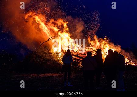 Osnabrück, Deutschland 31. März 2024 im Bild: Zu Ostern werden als Brauch die Osterfeuer entzündet. Flammen und Rauch in den Himmel. Die Gäste schauen sich das Feuer an. Niedersachsen *** Osnabrück, Deutschland 31. März 2024 im Bild zu Ostern werden Osterbrände vielerorts als Brauch angezündet, Flammen und Rauch schweben in den Himmel Gäste beobachten das Feuer Niedersachsen Copyright: XFotostandx/xReissx Stockfoto