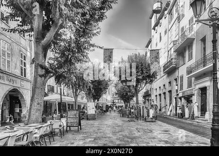 GRASSE, FRANKREICH - AUGUST 17: Blick auf den Place aux Aires, zentraler Platz in Grasse, Cote d'Azur, Frankreich, wie am 17. August 2019 zu sehen. Die Stadt ist univer Stockfoto