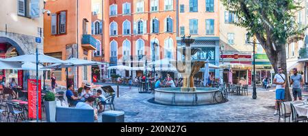 GRASSE, FRANKREICH - AUGUST 17: Blick auf den Place aux Aires, zentraler Platz in Grasse, Cote d'Azur, Frankreich, wie am 17. August 2019 zu sehen. Die Stadt ist univer Stockfoto