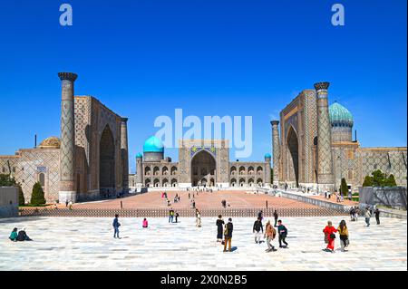 SAMARKAND - 27. März: Drei Madrasas in der Registan von Samarkand, erbaut während der Timuriden-Renaissance am 27. März. 2024 in Usbekistan Stockfoto