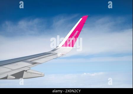 DUBAI - 28. März: Winglet des Airbus A321 mit dem Logo der Wizz Air Airline in Dubai am 28. März. 2024 in den VAE Stockfoto