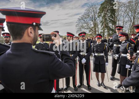 135 Offizierskadetten werden als Offiziersoffiziere an der Royal Military Academy Sandhurst’s Sovereign’s Parade, die am Freitag, den 12. April 2024 stattfindet, in Dienst gestellt. Die Parade ist der Abschluss eines 44-wöchigen intensiven Trainings für die Offizierskadetten des Kommissionierkurses 232, die alle ab Mitternacht am Tag der Parade offiziell die Königskommission abhalten werden. Darüber hinaus gibt es 26 internationale Kadetten aus 19 Ländern, darunter die erste weibliche Offizierskadett, die jemals an der Akademie aus Nigeria beauftragt wird. In diesem Jahr, im 120. Jahr der Unterzeichnung der Ang Stockfoto