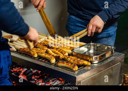 Osnabrück, Deutschland 31. März 2024 im Bild: Auf einem Holzkohlengrill werden Bratwürste, Rostbratwürste gegrillt. Niedersachsen *** Osnabrück, Deutschland 31. März 2024 im Bild Bratwürste, gegrillte Würstchen werden auf einem Holzkohlegrill gegrillt Niedersachsen Copyright: XFotostandx/xReissx Stockfoto