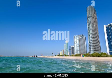 Panoramablick auf das Meer, den Sandstrand Corniche und die Architektur von Abu Dhabi in den VAE Stockfoto