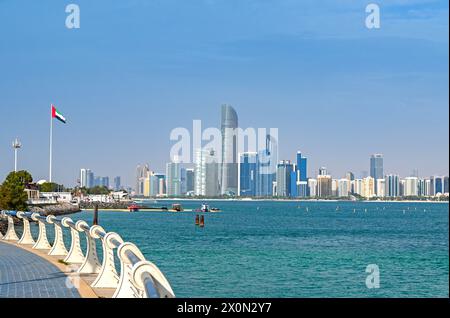 Panoramablick auf Abu Dhabi Stadt mit Meer, Wolkenkratzer von der Uferpromenade Corniche in den Vereinigten Arabischen Emiraten Stockfoto