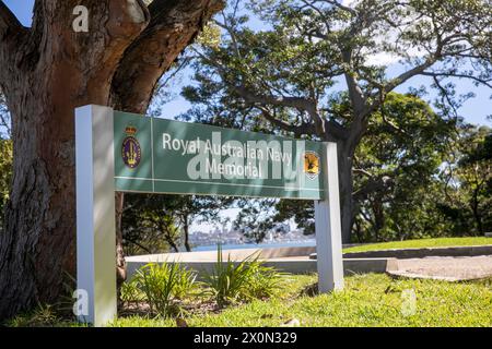 Schild zum Royal Australian Navy Memorial am Bradleys Head Revier und Fort, wo der Mast der HMAS Sydney errichtet wird, Sydney Harbour, Australien Stockfoto