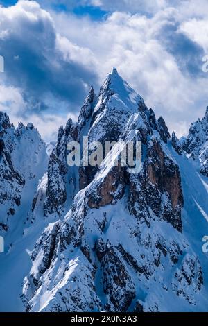 Schneebedeckte alpine Dolomitenlandschaft im Winter mit dem Gipfel Cimon di Croda Liscia, vom Monte Campedele aus gesehen. Stockfoto