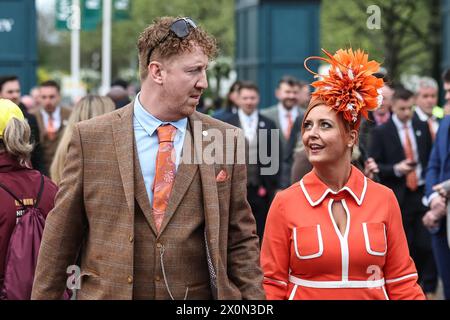 Rennfahrer kommen während des Randox Grand National Day 2024 auf der Aintree Racecourse, Liverpool, Vereinigtes Königreich, 13. April 2024 (Foto: Mark Cosgrove/News Images) Stockfoto