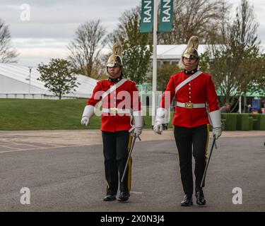 Liverpool, Großbritannien. April 2024. Zwei Militärwächter, die während des Randox Grand National Day 2024 auf der Aintree Racecourse, Liverpool, Vereinigtes Königreich, am 13. April 2024 (Foto: Mark Cosgrove/News Images) in Liverpool, Vereinigtes Königreich, am 13. April 2024 auf dem Gelände spazieren. (Foto: Mark Cosgrove/News Images/SIPA USA) Credit: SIPA USA/Alamy Live News Stockfoto