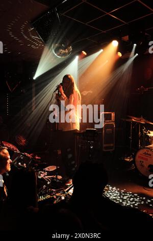 Die Post Punk-Band Dry Cleaning tritt live auf der Bühne im Brudenell Social Club in Leeds, Yorkshire auf. Stockfoto