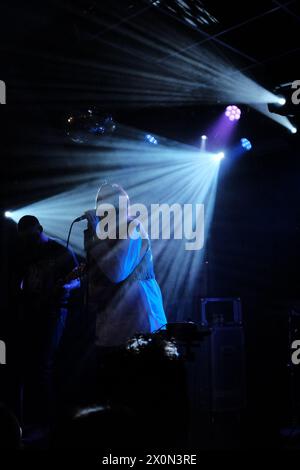 Die Post Punk-Band Dry Cleaning tritt live auf der Bühne im Brudenell Social Club in Leeds, Yorkshire auf. Stockfoto