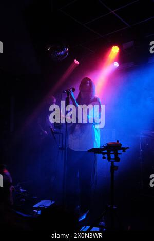 Die Post Punk-Band Dry Cleaning tritt live auf der Bühne im Brudenell Social Club in Leeds, Yorkshire auf. Stockfoto