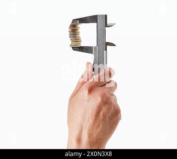 Nahaufnahme eines Mannes, der eine Klammer und einen Münzstapel auf weißem Hintergrund hält. Stockfoto