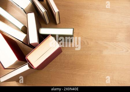Komposition mit Büchern auf dem Tisch und Kopierraum Stockfoto