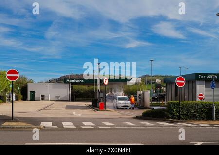 Morrisons Supermarkt Benzin- und Dieselstation mit einer Frau in der Autowaschanlage in Teignmouth, Devon, England. Stockfoto