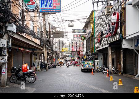 Mit Blick auf die Walking Street, Pattaya Thailand. Dies ist der Hauptunterhaltsbereich für Touristen mit vielen Clubs und Go Go Clubs. Stockfoto