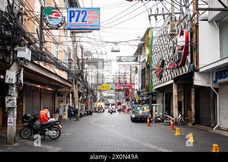 Mit Blick auf die Walking Street, Pattaya Thailand. Dies ist der Hauptunterhaltsbereich für Touristen mit vielen Clubs und Go Go Clubs. Stockfoto