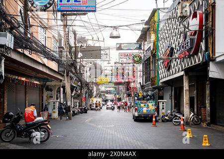 Mit Blick auf die Walking Street, Pattaya Thailand. Dies ist der Hauptunterhaltsbereich für Touristen mit vielen Clubs und Go Go Clubs. Stockfoto