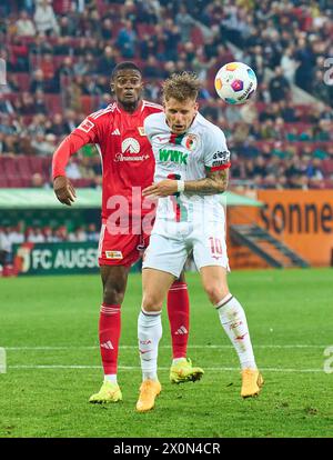 Chris Bedia, Union Berlin 11, tritt um den Ball, das Tackling, das Duell, den Header, zweikampf, Action, Kampf gegen Arne Maier, FCA 10 im Spiel FC AUGSBURG - 1. FC Union Berlin 2-0 am 12. April 2024 in Augsburg. Saison 2023/2024, 1.Bundesliga, FCA, Spieltag 29, 29.Spieltag Fotograf: ddp-Bilder / STAR-Bilder - DFL-VORSCHRIFTEN VERBIETEN JEDE VERWENDUNG VON FOTOGRAFIEN als BILDSEQUENZEN und/oder QUASI-VIDEO - Stockfoto