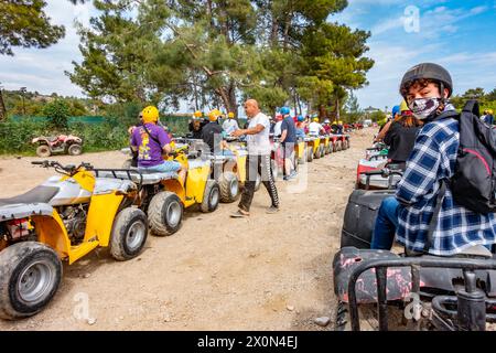 Leute, die Quad fahren, auf einem Nachmittagsausflug im Urlaub in Antalya, Türkei Stockfoto