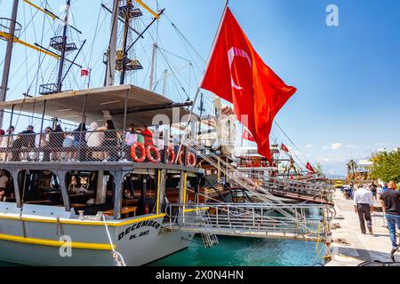 Die türkische Flagge fliegt von der Rückseite eines Vergnügungsbootes im Hafen von Antalya in der Türkei Stockfoto