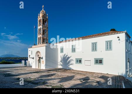 Die Kirche des Heiligen Nikolaus (Agios Nikolaos), mit ihrem Kopfsteinpflastervorhof, die Metropolkirche der Insel Spetses, in Griechenland, Europa, erbaut im Jahr 1700 Stockfoto